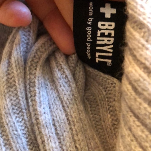 Beryll Cashmere Poncho Light Grey - Picture 7 of 8